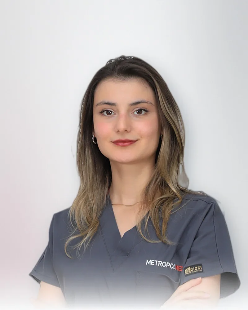 د. آيشه نور، أخصائية زراعة الشعر في Metropolmed